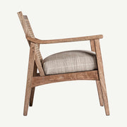 Koloniál stílusjegyeket mutató, mangófából és rattanból készült, bézs színű, vászon hatású poliészter kárpittal kárpitozott kortárs fotel.
