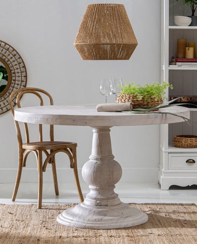 Prémium kategóriás, koloniál stílusú, 120 cm átmérőjű, mangófából készült kör formájú étkezőasztal natúr színű tonettszékkel borospoharakkal  