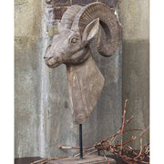 Törzsi stílusú, 29 cm hosszú és 55 cm magas, mangófából faragott, kézműves kos mellszobor talapzaton.