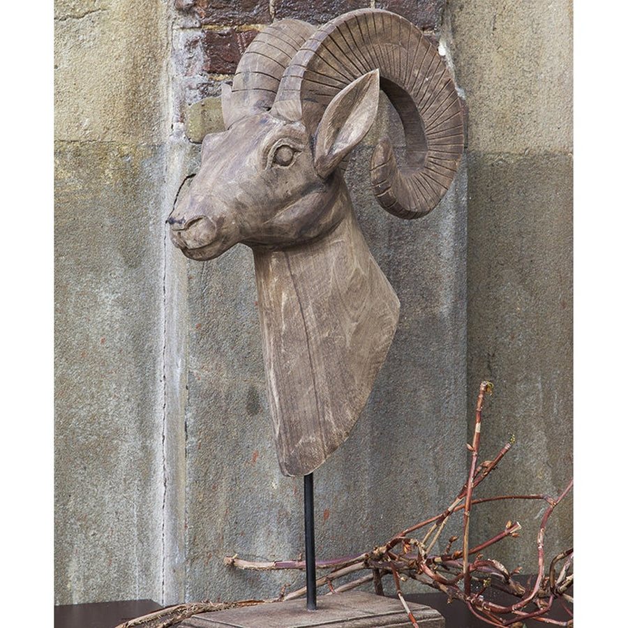 Törzsi stílusú, 29 cm hosszú és 55 cm magas, mangófából faragott, kézműves kos mellszobor talapzaton.