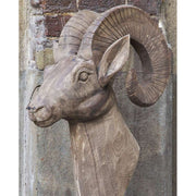 Törzsi stílusú, 29 cm hosszú és 55 cm magas, mangófából faragott, kézműves kos mellszobor talapzaton.