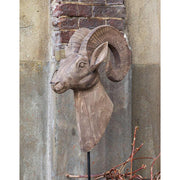 Törzsi stílusú, 29 cm hosszú és 55 cm magas, mangófából faragott, kézműves kos mellszobor talapzaton.