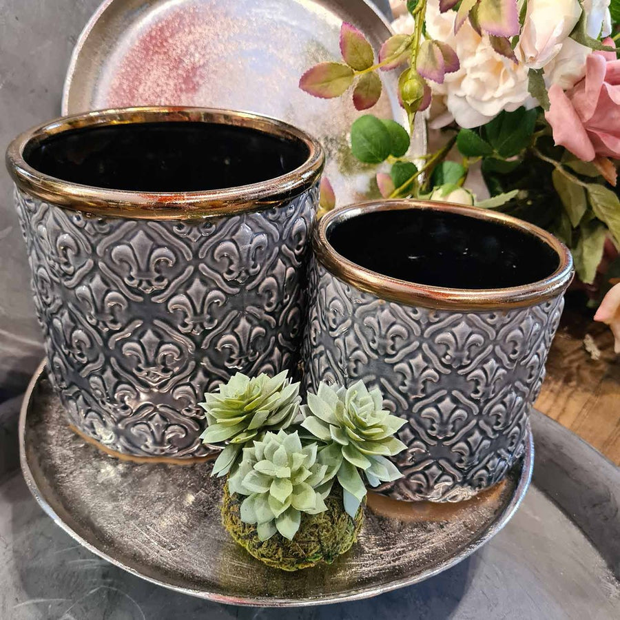 Közelkép a szürke Dalia kaspó mintázatáról arany peremmel és dekorációval