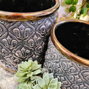 Dalia kollekció két méretű szürke kerámia kaspója ezüst tálcán, virágdekorációval