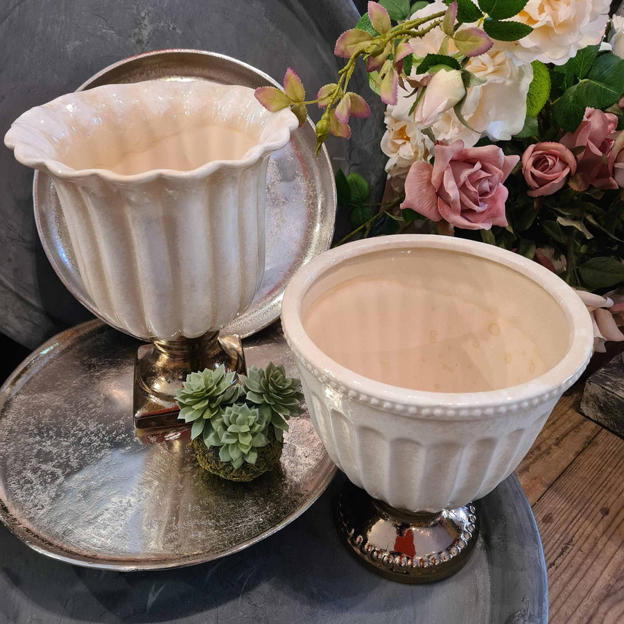 Dalia kollekció krémszínű kaspói ezüst tálcán és virágdekorációval