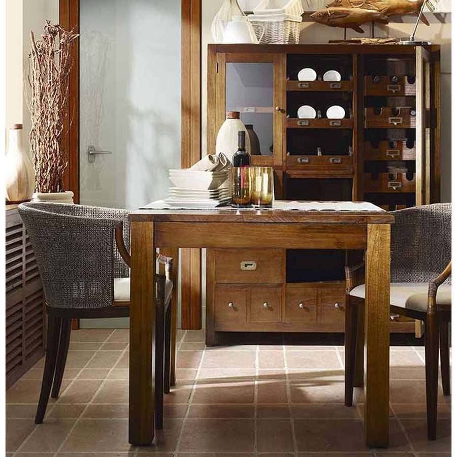 Modern mindifa bútorokkal berendezett étkező.