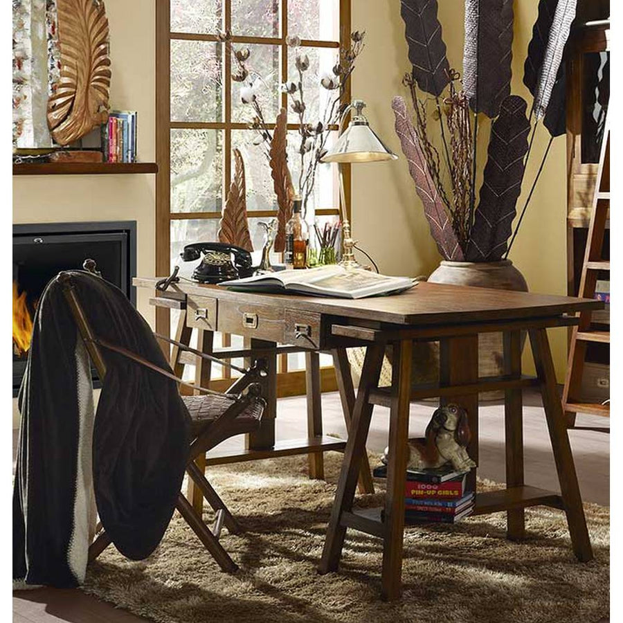 Modern mindifából készült bútorokkal berendezett dolgozószoba.