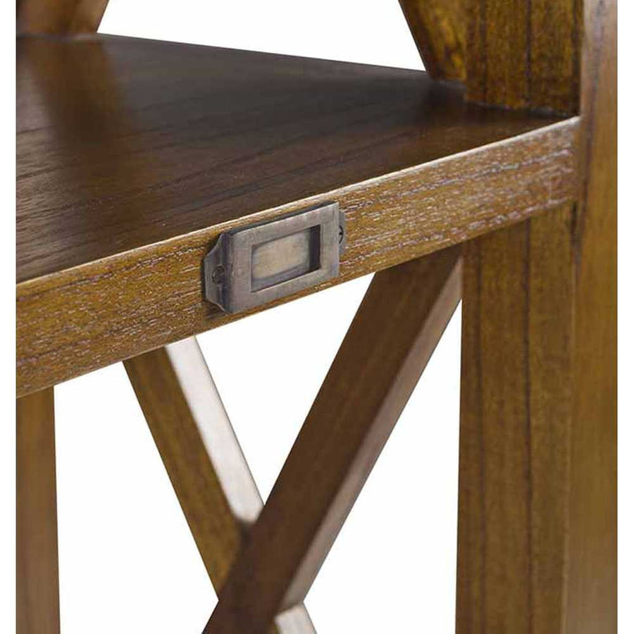 Mindifa könyvespolc közeli képe a bronzból készült persely díszről 