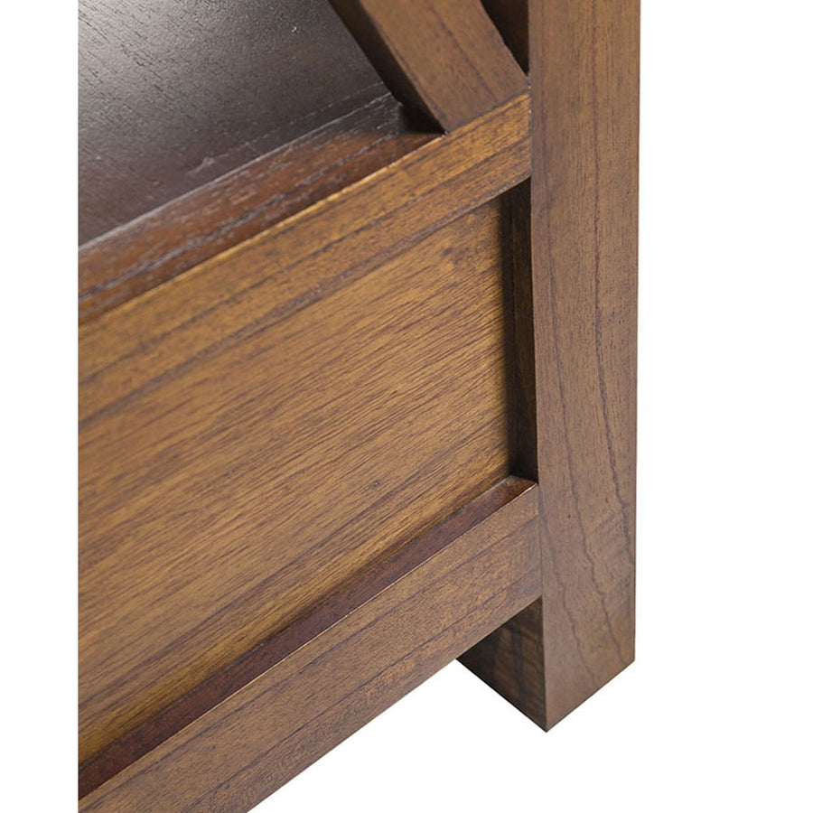 Mindifából készült könyvespolc közeli képe a szekrény lábáról.