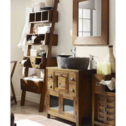 Loft stílusú mindifa bútorokkal berendezett fürdőszoba.