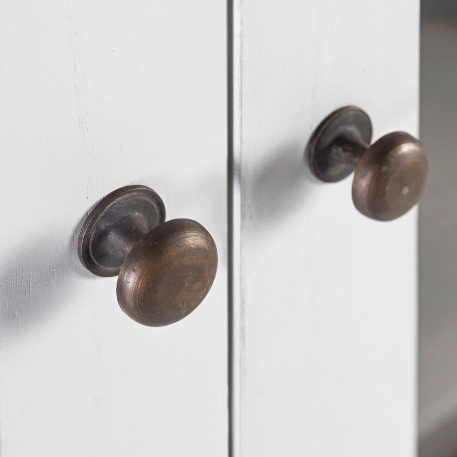 Tömör mindifából készült, modern-vidéki stílusú, kézműves vitrines szekrény.