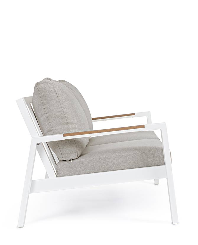 Modern fehér színű kerti kanapé bézs színű ülő és hátpárnákkal.