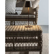 Vidéki vintage stílusú, natúr színű műrattan kerti asztal.