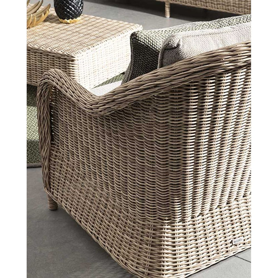 Vidéki vintage stílusú, natúr színű műrattan kerti fotel, bézs színű olefin ülő és hátpárnával.