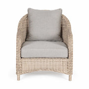 Vidéki vintage stílusú, natúr színű műrattan kerti fotel, bézs színű olefin ülő és hátpárnával.