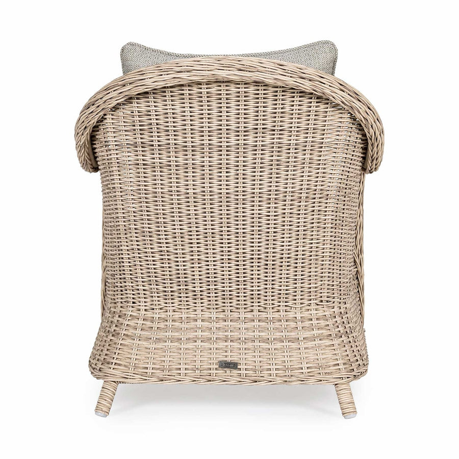 Vidéki vintage stílusú, natúr színű műrattan kerti fotel, bézs színű olefin ülő és hátpárnával.