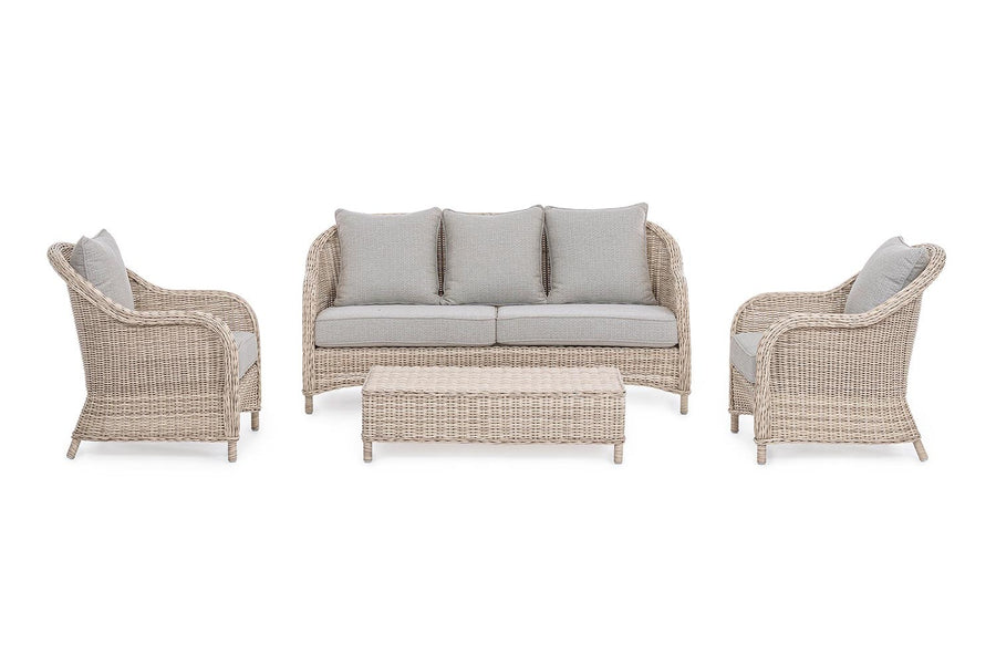 Vidéki vintage stílusú, natúr színű műrattan kerti fotel, bézs színű olefin ülő és hátpárnával.