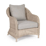 Vidéki vintage stílusú, natúr színű műrattan kerti fotel, bézs színű olefin ülő és hátpárnával.