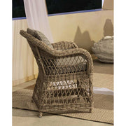 Vidéki vintage stílusú, natúr színű műrattan kerti fotel, bézs színű olefin ülőpárnával.