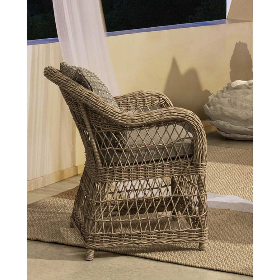 Vidéki vintage stílusú, natúr színű műrattan kerti fotel, bézs színű olefin ülőpárnával.