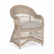 Vidéki vintage stílusú, natúr színű műrattan kerti fotel, bézs színű olefin ülőpárnával.