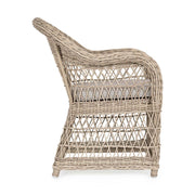 Vidéki vintage stílusú, natúr színű műrattan kerti fotel, bézs színű olefin ülőpárnával.