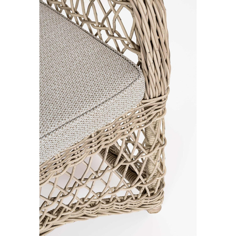 Vidéki vintage stílusú, natúr színű műrattan kerti fotel, bézs színű olefin ülőpárnával.