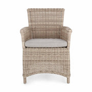 Vidéki vintage stílusú, natúr színű műrattan kerti karosszék, bézs színű olefin ülőpárnával.