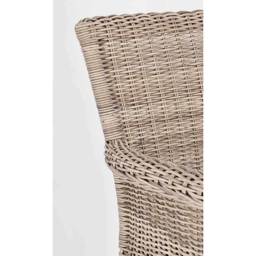 Vidéki vintage stílusú, natúr színű műrattan kerti karosszék, bézs színű olefin ülőpárnával.