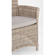 Vidéki vintage stílusú, natúr színű műrattan kerti karosszék, bézs színű olefin ülőpárnával.