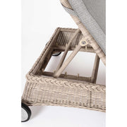 Vidéki vintage stílusú, kerekekkel felszerelt,, dönthető háttámlájú, natúr színű műrattan napozóágy, bézs színű olefin fekvőpárnával,