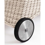 Vidéki vintage stílusú, kerekekkel felszerelt,, dönthető háttámlájú, natúr színű műrattan napozóágy, bézs színű olefin fekvőpárnával,