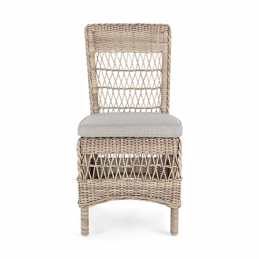 Vidéki vintage stílusú, natúr színű műrattan kerti szék, bézs színű olefin ülőpárnával.