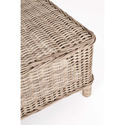 Vidéki vintage stílusú,, natúr színű műrattan kerti asztal.