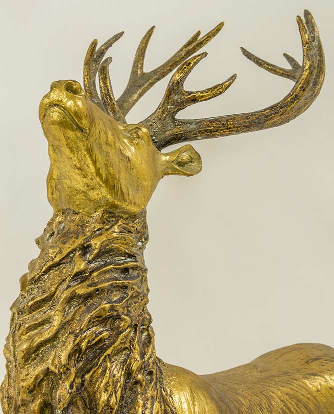 Prémium kategóriás, vintage stílusú, nagyméretű, 65 cm magas arany színű karácsonyi szarvas figura közeli képe a szarvas fejéről 