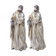 Karácsonyi betlehem József figurája lámpással a kezében