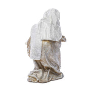 Karácsonyi betlehem Mária figurája hátulról fotózva