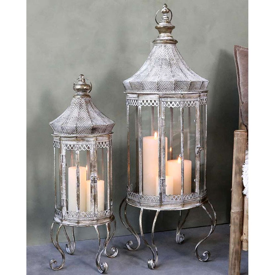 Nagyméretű, 76 cm magas, Oriental stílusú, óarany színű patinás felületű, dombormintával és fémcsipkével díszített, lábakon álló fém lámpás