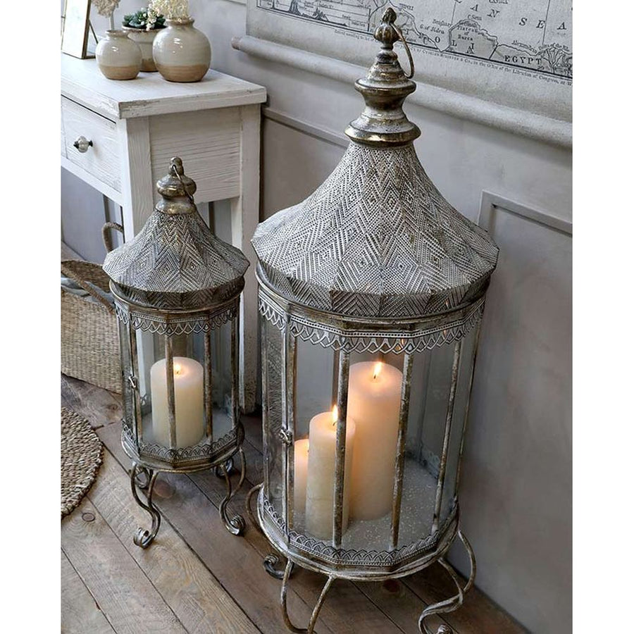 Nagyméretű, 76 cm magas, Oriental stílusú, óarany színű patinás felületű, dombormintával és fémcsipkével díszített, lábakon álló fém lámpás