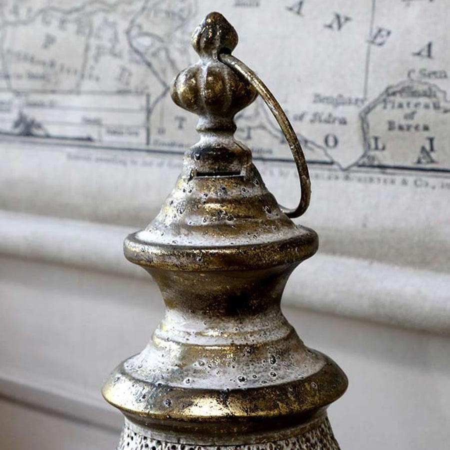 Nagyméretű, 76 cm magas, Oriental stílusú, óarany színű patinás felületű, dombormintával és fémcsipkével díszített, lábakon álló fém lámpás