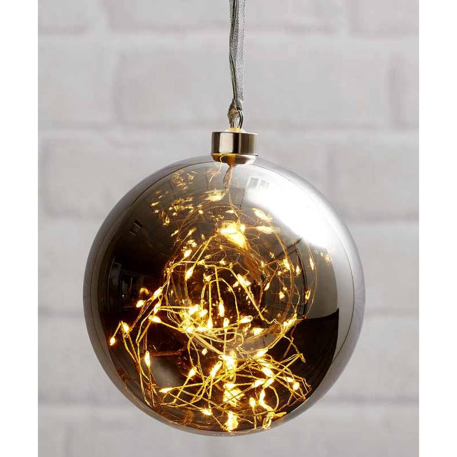 Karácsonyi, nagyméretű, füstüvegből készült üveggömb 40 darab LED égővel a belsejében.