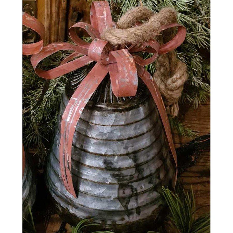 Rusztikus vidéki stílusú, óriás méretű, 25 cm magas, antikolt felületű, piros színű fém masnival díszített karácsonyi kézműves bádogharang 