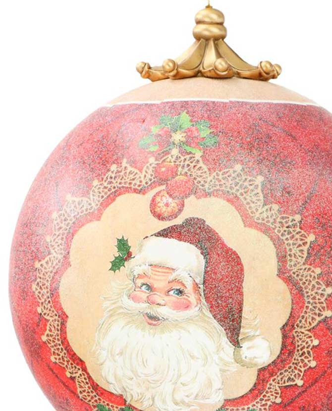 Vintage stílusú, 25 cm átmérőjű, Télapóval díszített, nagyméretű függeszthető karácsonyi gömb dísz.