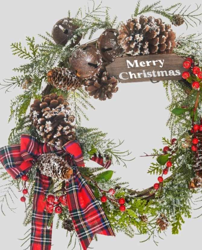 Merry Christmas feliratú, skót kockás masnival, rusztikus csengőkkel, fenyőtobozokkal és piros bogyókkal díszített, jeges karácsonyi fenyő koszorú ajtódísz.