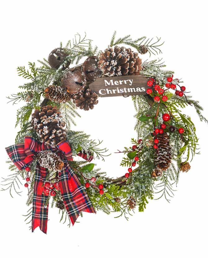 Merry Christmas feliratú, skót kockás masnival, rusztikus csengőkkel, fenyőtobozokkal és piros bogyókkal díszített, jeges karácsonyi fenyő koszorú ajtódísz.