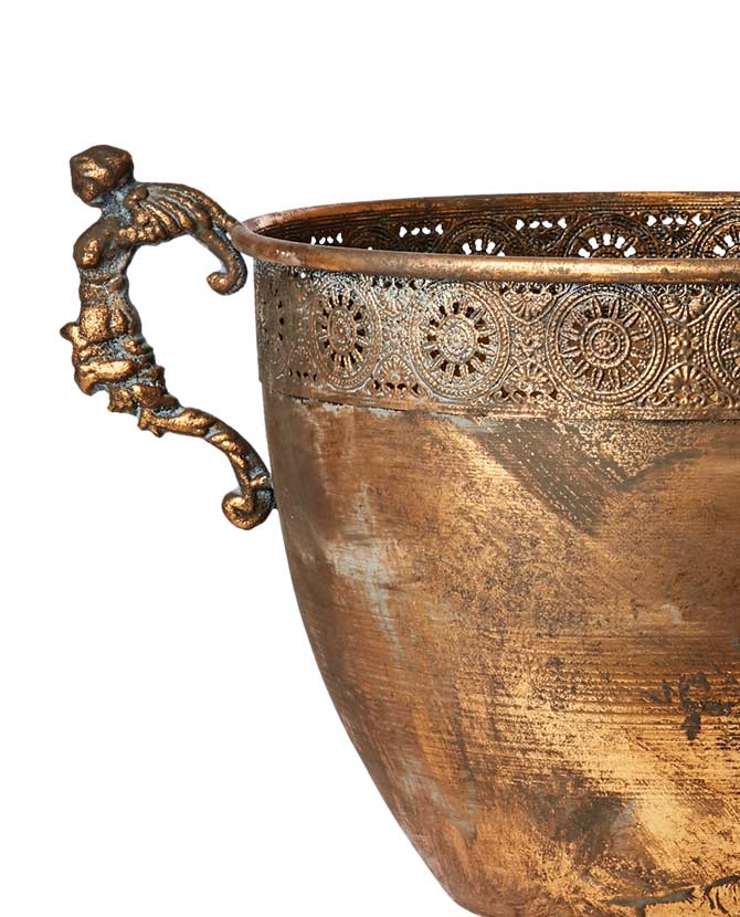 Patinás, antik arany színű, áttört fémcsipkével díszített, nagyméretű fémkaspó