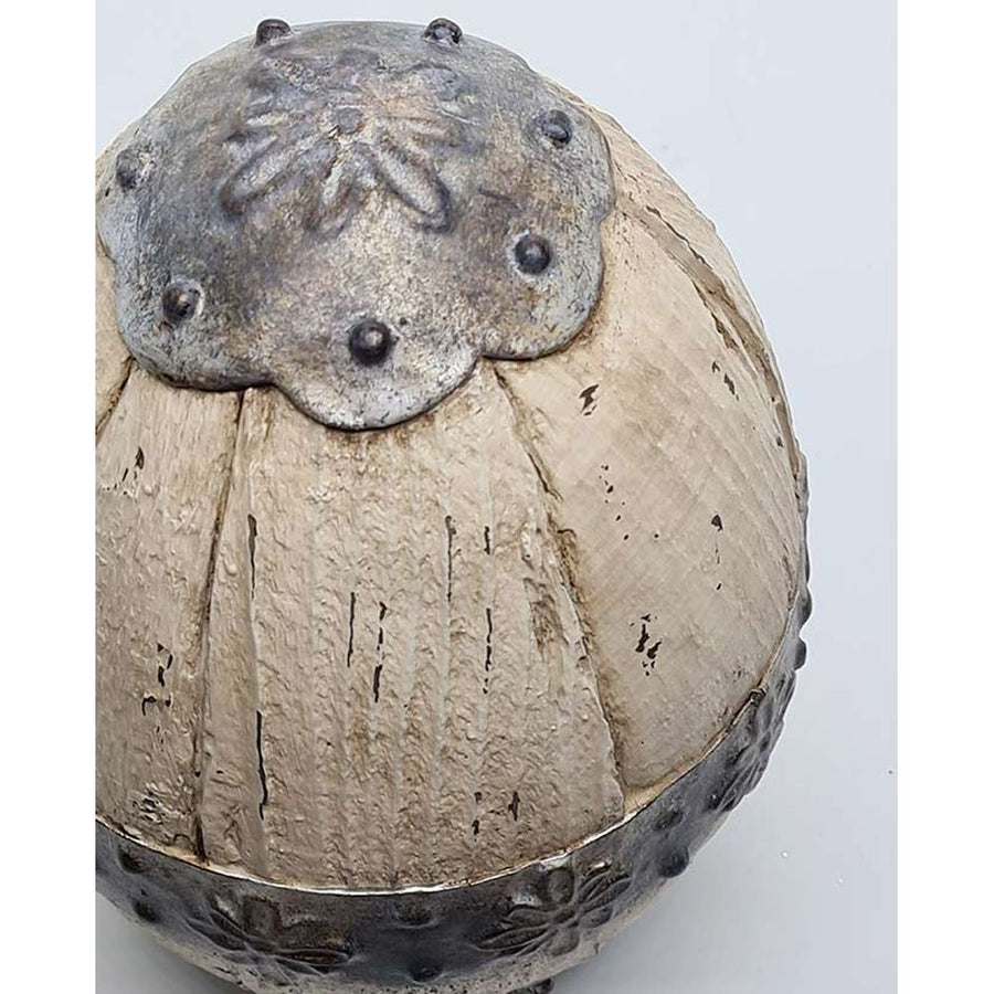 Prémium minőségű, vidéki vintage stílusú, rusztikus  patinás felületű, dombormintás fémes jellegű pántokkal díszített, fahatású nagyméretű tojás