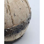 Prémium minőségű, vidéki vintage stílusú, rusztikus  patinás felületű, dombormintás fémes jellegű pántokkal díszített, fahatású nagyméretű tojás