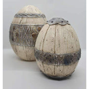 Prémium minőségű, vidéki vintage stílusú, rusztikus  patinás felületű, dombormintás fémes jellegű pántokkal díszített, fahatású nagyméretű tojás