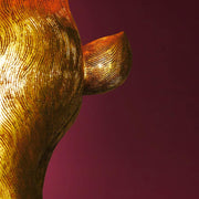 Aranyszínű nyuszi farka.